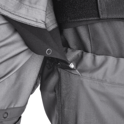 Detailansicht der Verbindung zwischen Jacke und Hose mit Reißverschluss