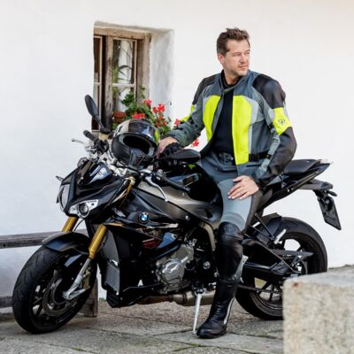Mann auf BMW Motorrad in schwarz trägt Stadler Modul Evo Variante Sommer